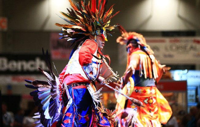 演员在展览会上为观众表演加拿大原住民传统舞蹈。（取材自新华社）