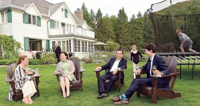 加拿大總理杜魯多（前右一）與妻子索菲（前左一）以家宴接待李克強（前右二）及其夫人程虹（前左二），飯後在室外小酌一杯，孩子們在後玩耍。（取材自微博）