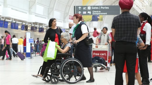 各个航空公司的工作人员负责使用轮椅提供服务