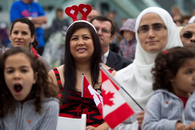 聯邦統計局最新報告顯示，在過去的一年有超過30萬移民抵達加拿大。（本報資料照片）