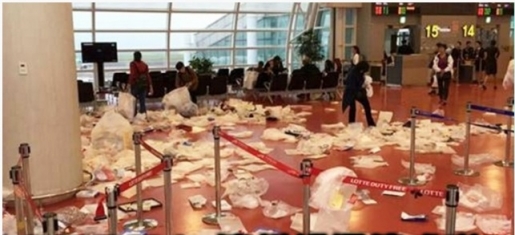 网络疯传韩国济州机场变「垃圾场」的照片。