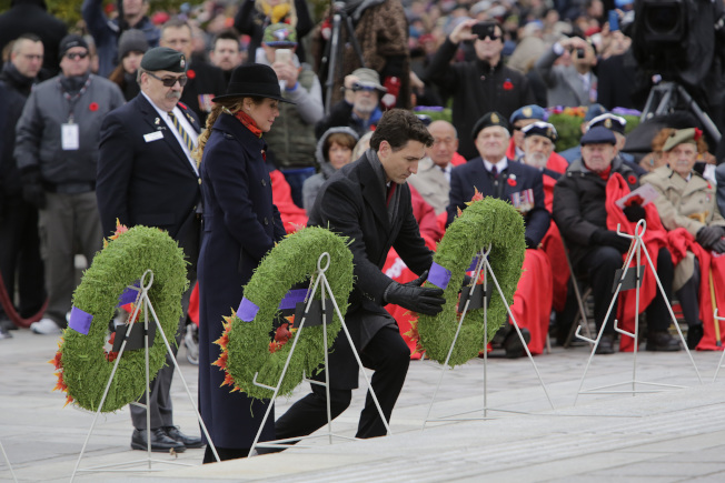 加拿大總理杜魯多11日在首都渥太華舉行的國殤日紀念活動上敬獻花環。（新華社）