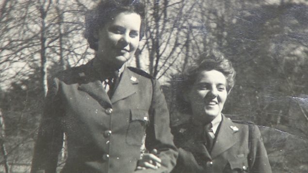 照片右边的是年轻女兵贝奈特
