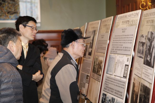 多倫多二戰史實維護會近日舉行南京大屠殺紀念展，眾多二戰親歷者以及受害者遺屬、社會各界人士參觀展覽。圖為展覽現場。（中新社）