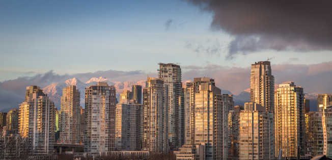 加拿大住房機構則指出，溫哥華向外國買家課稅後，外資在加頂級公寓市場持有比例下滑 。（取材自VancityBuzz）