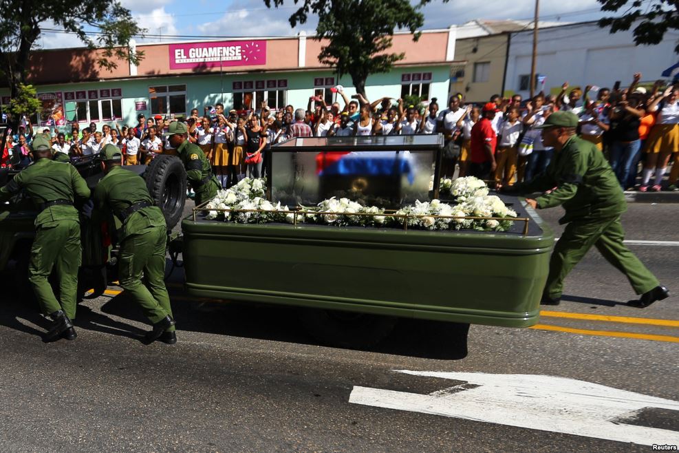 古巴军人推着载有卡斯特罗骨灰的灵车行进，因为车辆出了故障（2016年12月3日）。据说古巴街头汽车的平均车龄是30年