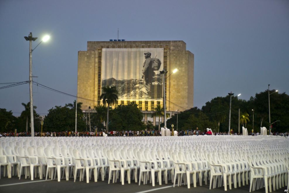 2016年11月28日，哈瓦那革命广场上摆满了椅子，准备第二天举行纪念菲德尔&middot;卡斯特罗大会。