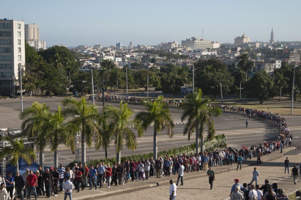 2016年11月29日，古巴人排队等待前往哈瓦那革命广场上纪念菲德尔&middot;卡斯特罗的场所。
