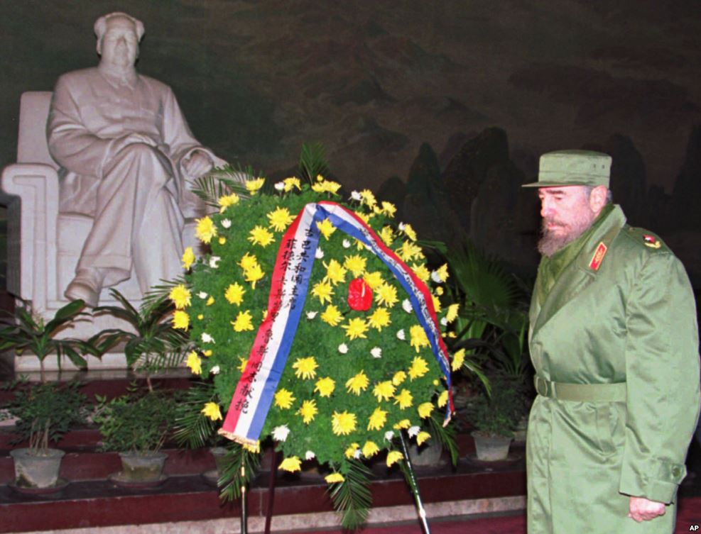 1995年12月2日，古巴主席卡斯特罗在北京毛主席纪念堂向毛泽东致敬。但是在毛泽东时代末期和中国改革开放初期，中国和古巴的关系并不好。例如1980年代初期中国流传一个政治笑话说，世界上最大的国家是古巴，因为它的政府在莫斯科（指其听命于苏联），军队在安哥拉（指其出兵安哥拉帮助共产党打内战），人口在迈阿密（指大量古巴人逃亡到美国迈阿密）。