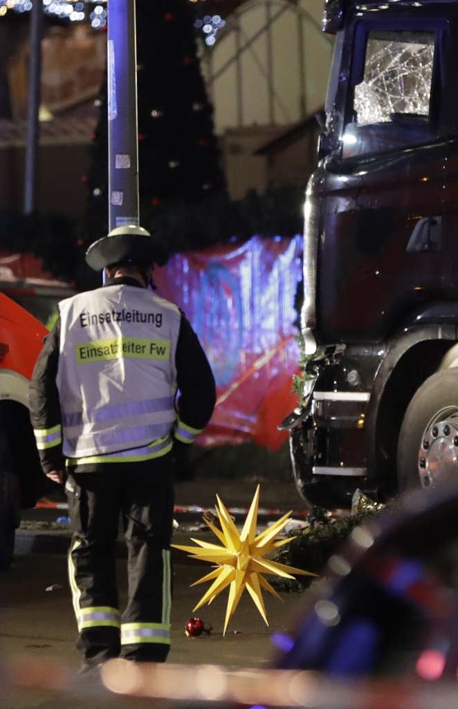 德国柏林圣诞市场发生卡车冲撞惨案至少9死50伤 疑是恐袭_图1-5