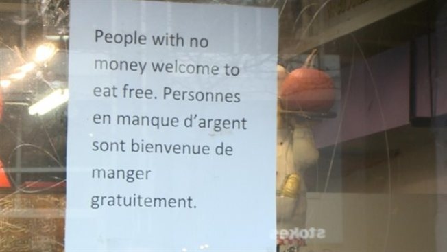 滿地可一餐館貼出告示，歡迎沒有錢的人免費用餐。（CBC）
