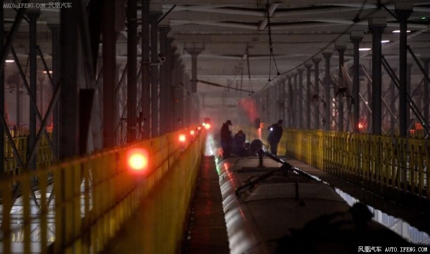 还记得那辆从雾霾中穿越的高铁吗 工人们是这样为它清霾的