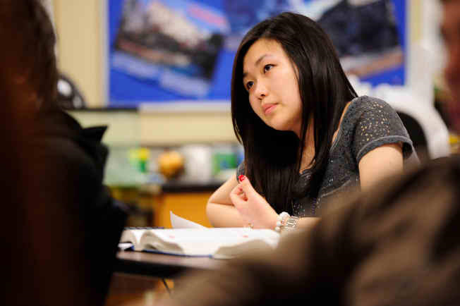 2015─16學年中國留學生在美國人數高達37萬多人，即日起實施的暫停美國簽證遞簽政策，將對留學生帶來一定衝擊，圖為一名中國留學生在美國課堂上。(美聯社)

