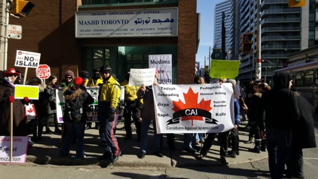 星期五在多伦多市一清真寺门外有十几人示威反穆