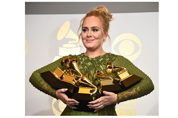 第59届格莱美奖于当地时间2月12日揭晓，入围5项的英国铁肺歌后阿黛尔（Adele）大满贯5奖全拿，（ROBYN BECK / AFP）