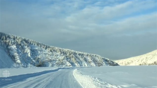 加拿大北方永冻层地区冬天的冰路