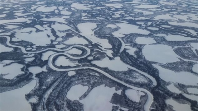 空中俯瞰麦肯齐三角洲永冻层上星罗棋布的小湖
