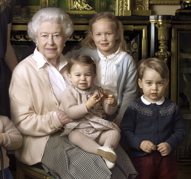 Image result for 英国女王和3岁乔治小王子