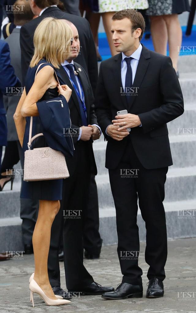 大老公25岁又怎样！法国总统马克龙时尚妻穿起来就不像64岁