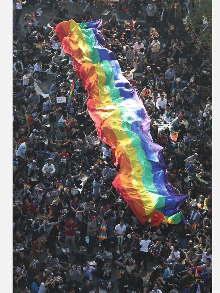 2017年5月24日，台湾司法院大法官宣布，现行的《民法》未允许同性婚姻违宪，立法院需于2年内完成修正和制定，逾期未完成修法则比照现行婚姻自动生效。台湾成为亚洲第一个同性婚姻合法的地区，对同性婚姻的争论势必成为社会热点。不过同性恋并非&ldquo;源于西方&rdquo;，古今中外都不乏这种故事。（图源：中央社）