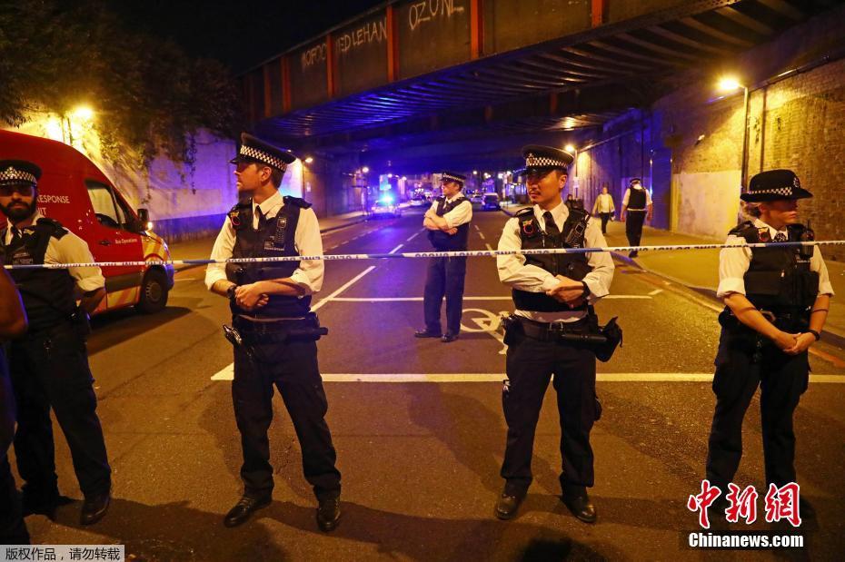 伦敦一货车冲撞行人致多人受伤 1人被捕