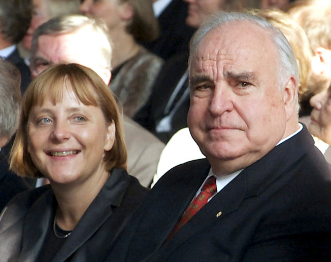 2000年9月，德國總理柯爾(右)與基民黨領導人梅克爾(右二)參加德國統一10周年紀念活動。(路透)
