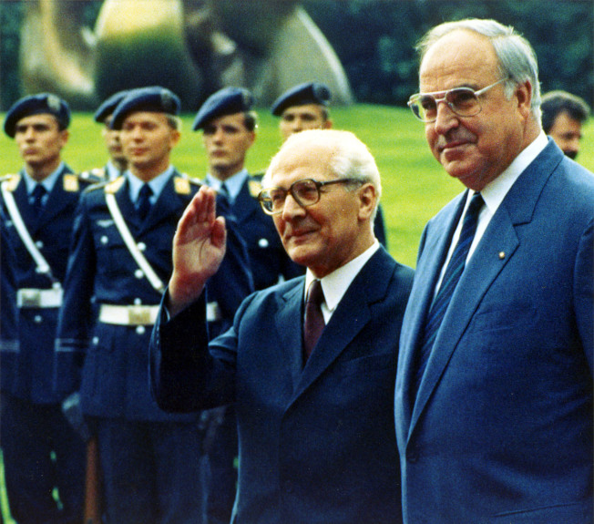 1997年9月，前東德領導人何內克(右二)訪問波昂，與德國總理柯爾(右)檢閱儀隊。(美聯社)