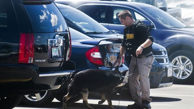 警方在密迟根州毕绍普国际机场的停车场进行搜查