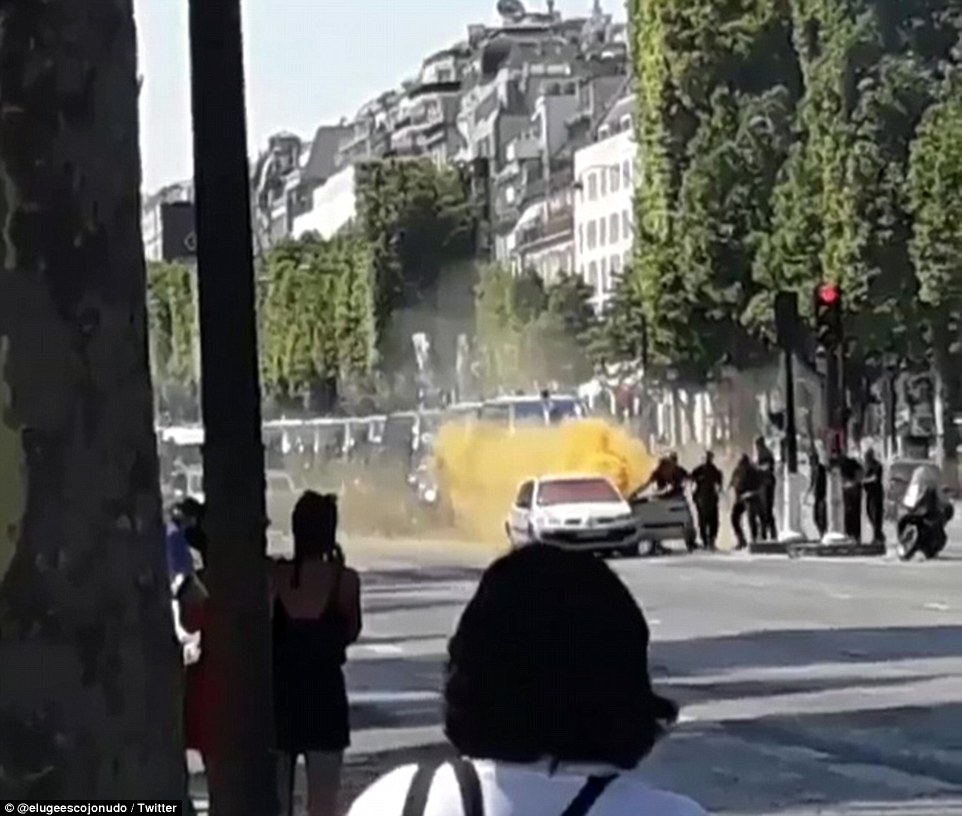 意图攻击！ 巴黎31岁极端分子驾车撞警车后身亡 车上载有武器炸药