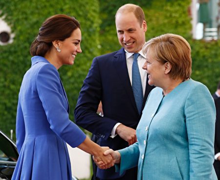 7月19日中午，德国总理默克尔（右）在总理府迎接英国威廉王子（中）和凯特王妃（左）。（ODD ANDERSEN/AFP/Getty Images)