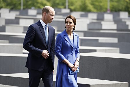 7月19日下午，威廉王子和凯特参观勃兰登堡门边上的犹太人大屠杀纪念碑群。（ODD ANDERSEN/AFP/Getty Images）