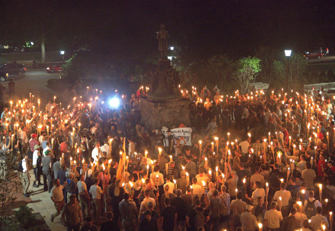 在發生衝突的前一晚，白人至上右翼分子點著火把在維大的湯瑪斯傑佛遜像前集會。(路透)