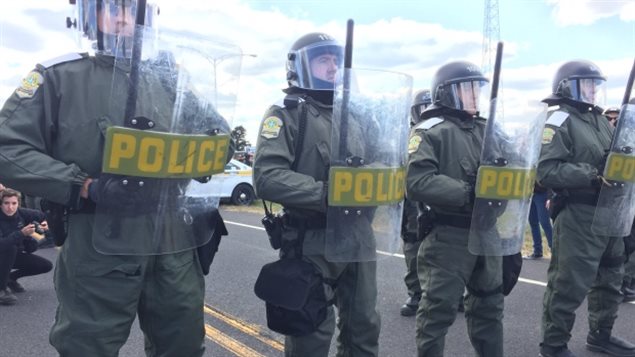 魁北克派出防暴警察防止左翼和右翼示威者冲突