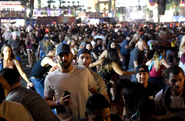 LAS VEGAS, NV - OCTOBER 01: People flee the Route 91 美国赌城拉斯维加斯音乐会现场大约在晚间11点左右出现枪响，群众开始四处惊慌逃窜。（David Becker/Getty Images)