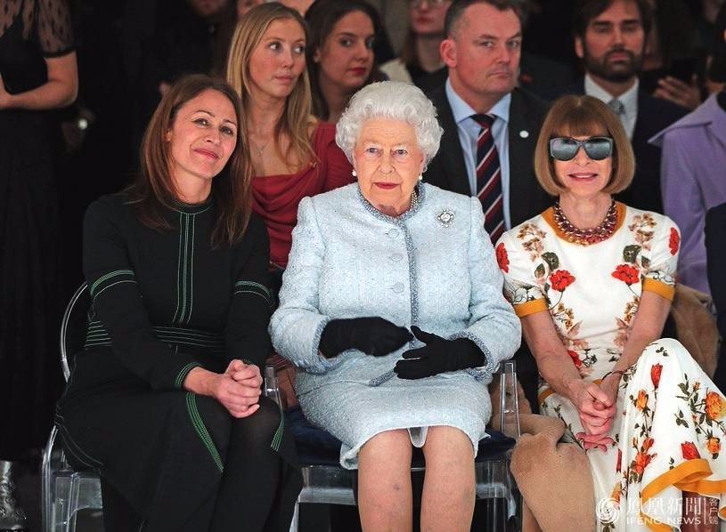 英国女王亮相时装周 时尚女王拒摘墨镜(图)