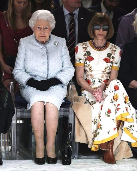 英国女王亮相时装周 时尚女王拒摘墨镜(图)
