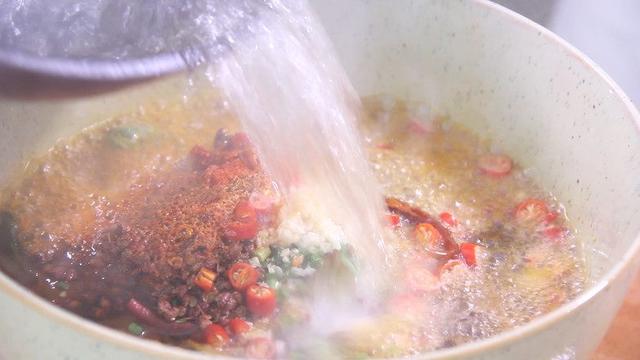 水煮牛肉在家做，最后一步是关键，照着这方法做，跟饭店一个味