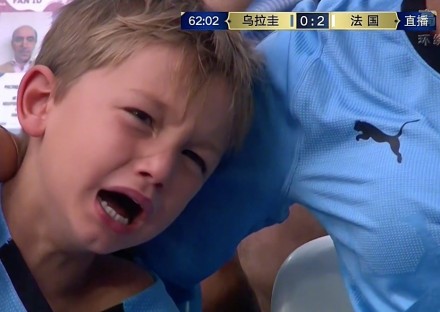 乌拉圭小球迷哭成泪人