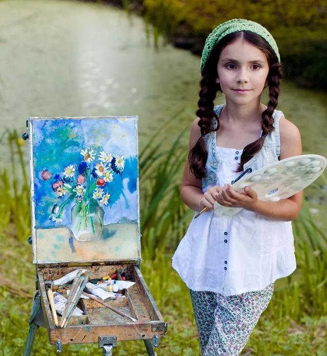 2岁开始在画布上打滚，11岁作品被全世界博物馆收藏……小姑娘加油！