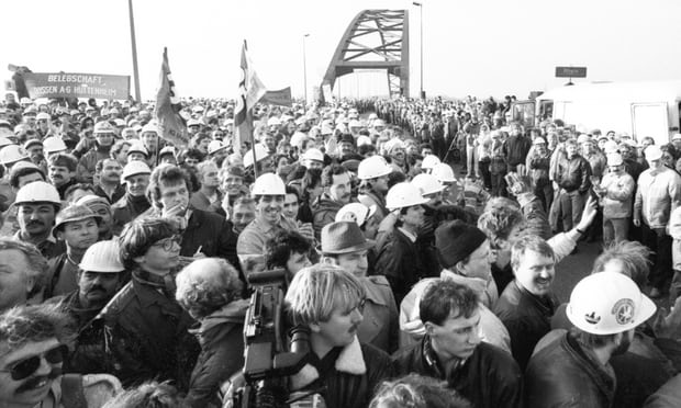 1987年，杜伊斯堡炼钢工人占据莱茵河大桥，示威反对工厂关门 @视觉中国