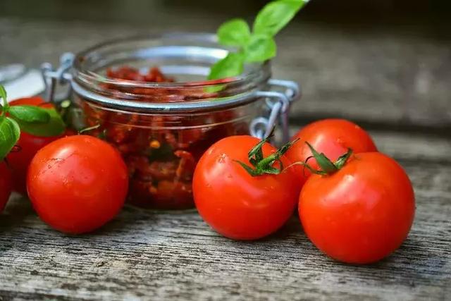西红柿、大蒜不能随便吃，很多人都错了，告诉家里煮饭的人！