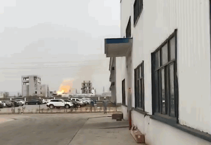 盐城化工厂爆炸已致12死，救援现场泡沫几乎覆盖消防员！
