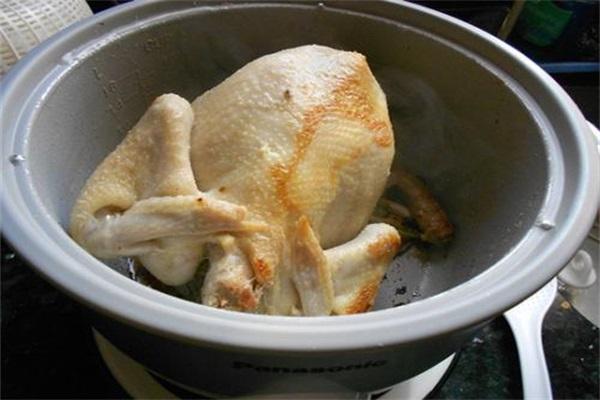 想吃盐焗鸡，就用电饭锅做，不加一滴水，肉鲜嫩汤，汤汁四溅