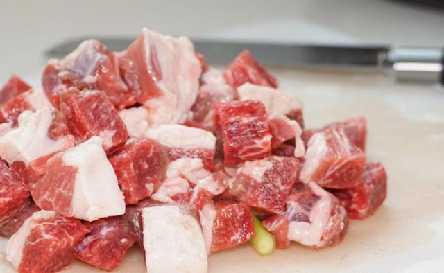 烤羊肉串在家就能做，腌肉是重点，鲜嫩入味，比烧烤店的还好吃