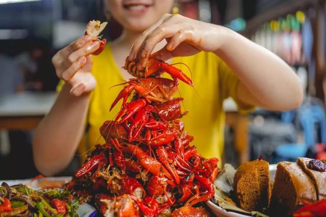 此地的小龙虾，皮薄个大会流黄 | 中国最好吃的小城市
