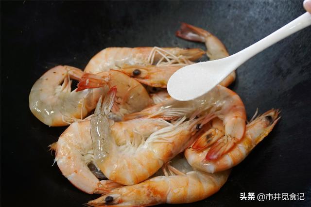 鲜虾，用水煮大错特错，学会渔民这一招，鲜味不流失，特别简单
