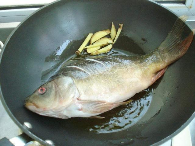 不管煎什么鱼，下锅前多加“这1步”，鱼肉煎多久都不粘锅