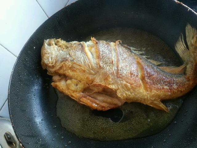 不管煎什么鱼，下锅前多加“这1步”，鱼肉煎多久都不粘锅