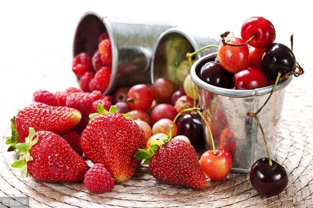 尿酸高的人群能不能吃水果，喝果汁？医生：这种水果可以降尿酸