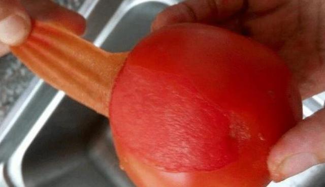 给西红柿去皮不需开水烫，大厨教你一个方法，几分钟就搞定